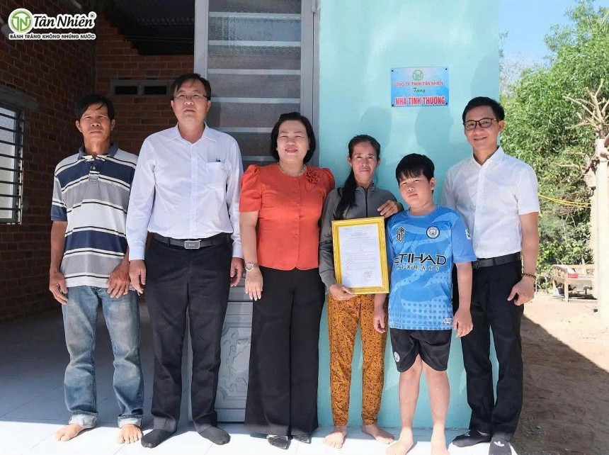 Tân Nhiên bàn giao nhà tình thương cho hộ gia đình có hoàn cảnh khó khăn, góp phần ổn định cuộc sống, an sinh xã hội