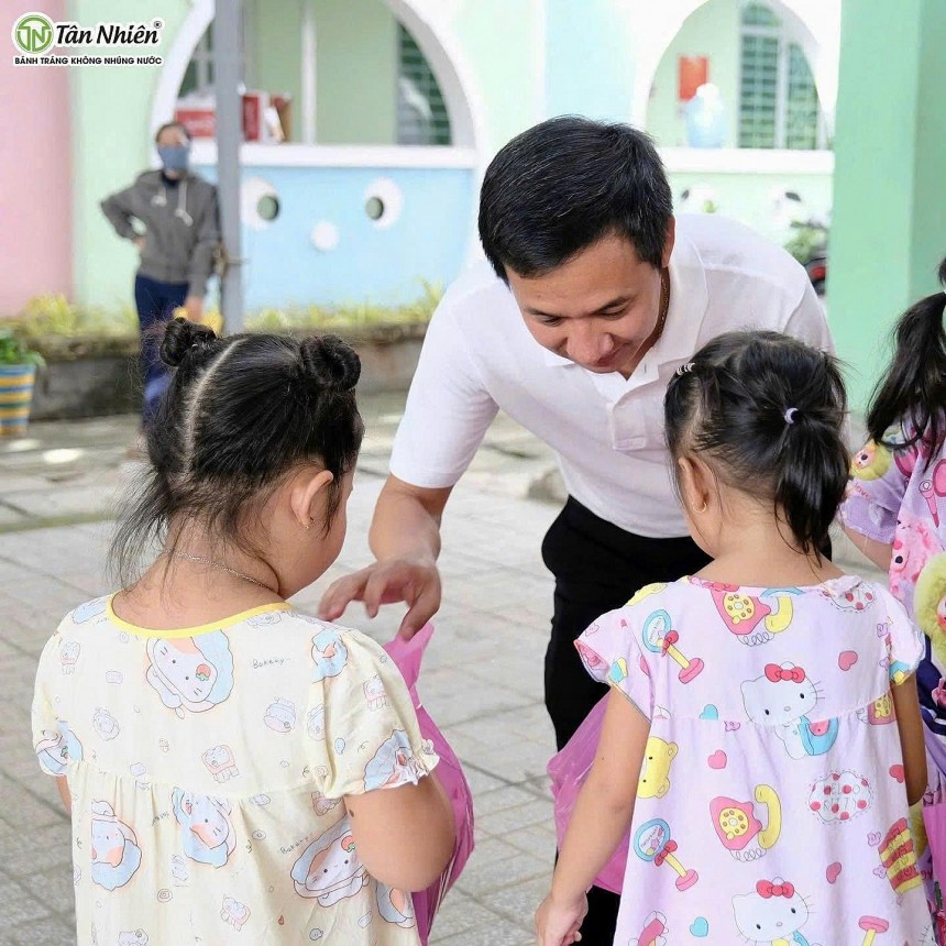 Từ chương trình hỗ trợ học bổng khuyến học, đến chuỗi hoạt động an sinh xã hội, doanh nghiệp đều thực hiện hết tâm huyết, chủ động xác định như “mắt xích” cốt lõi trong chiến lược phát triển lâu dài