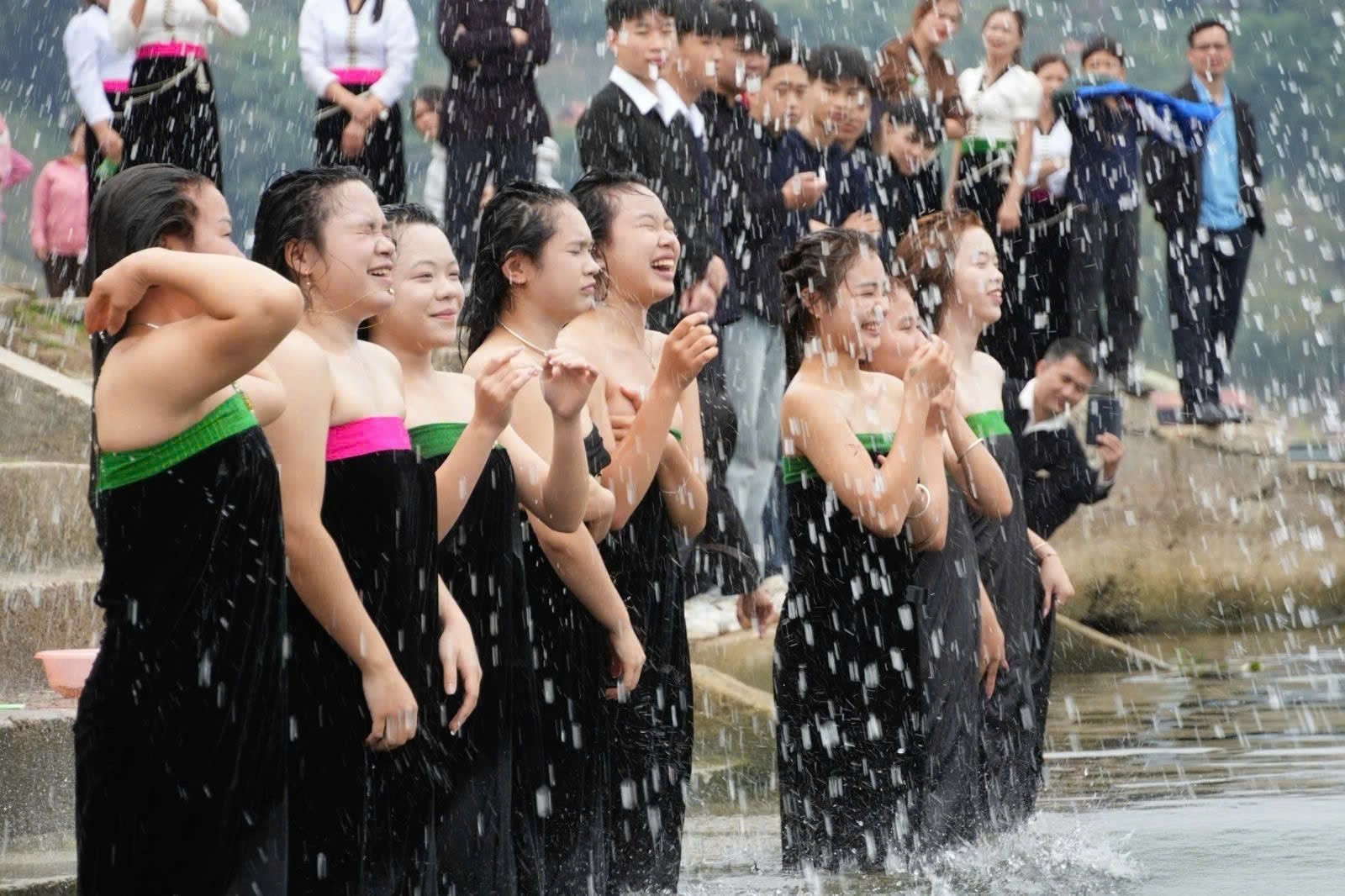 Thanh tẩy năm cũ, đón xuân mới: Lễ hội gội đầu bên lòng hồ sông Đà Thanh tẩy năm cũ, đón xuân mới: Lễ hội gội đầu bên lòng hồ sông Đà