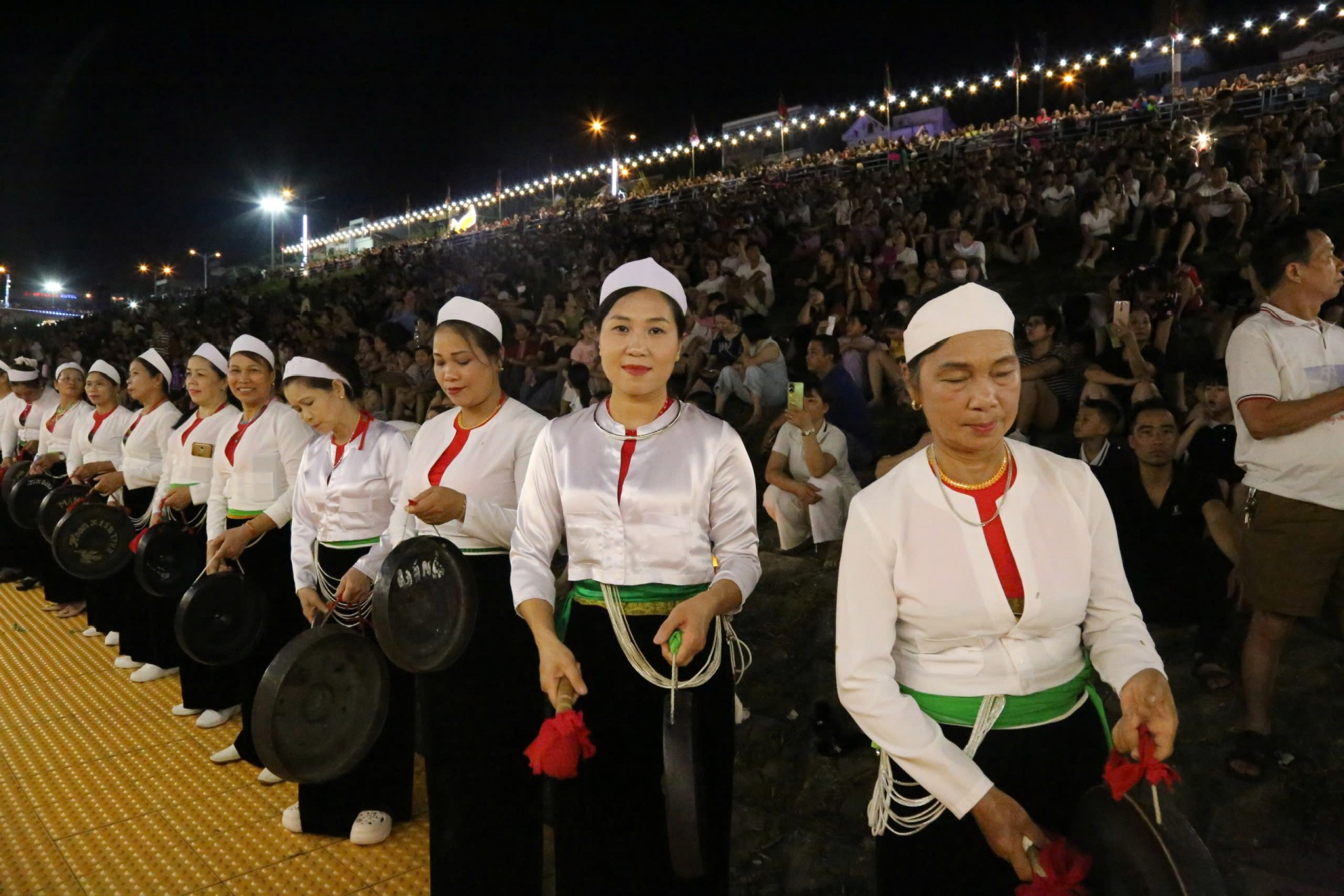 Tiếng chiêng đánh thức hồn Mường