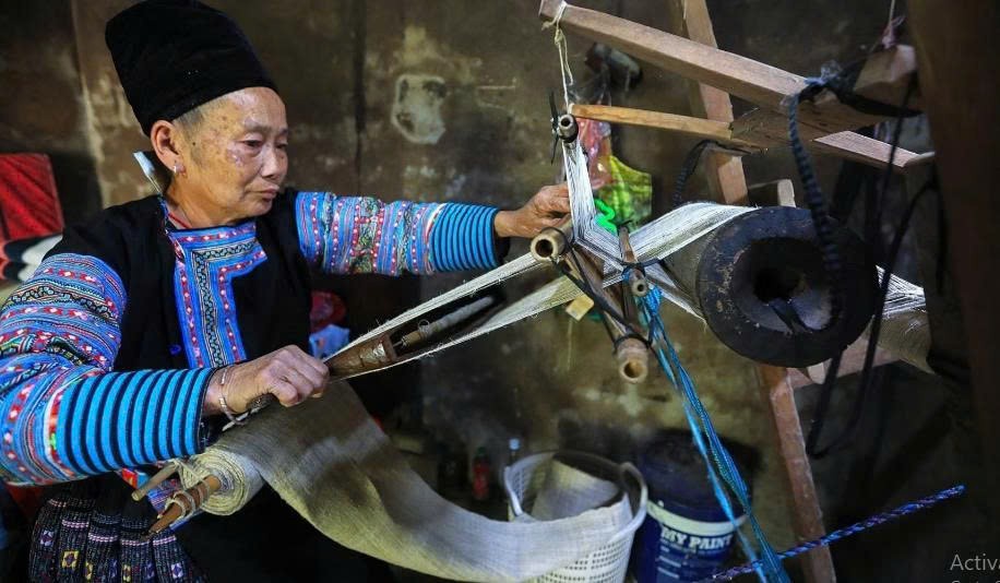 Điện Biên: Phụ nữ Mông giữ nghề thổ cẩm giữa nhịp sống mới