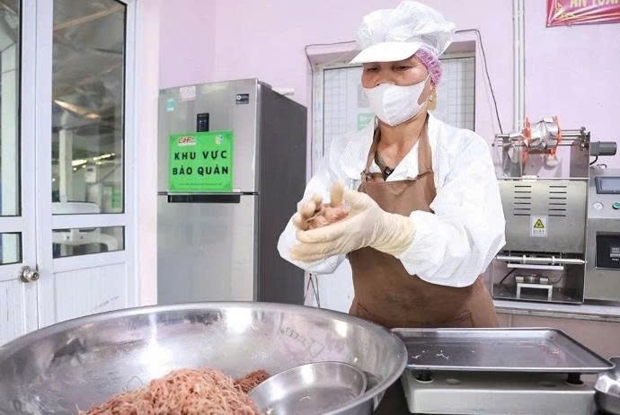 Bốn thập kỷ giữ “lửa nghề”: Câu chuyện OCOP của thịt chua suối Sỏi