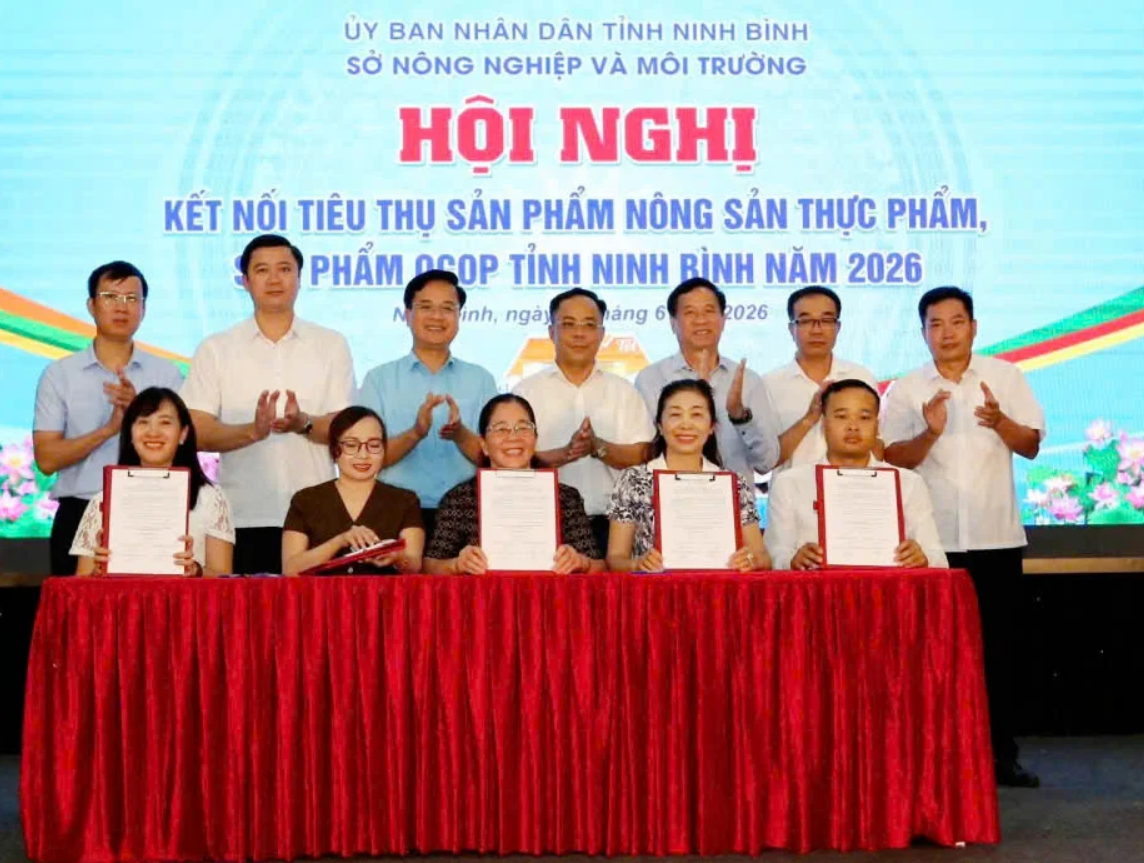 Lễ ký kết các biên bản về việc hỗ trợ tiêu thụ sản phẩm tại Hội nghị Lễ ký kết các biên bản về việc hỗ trợ tiêu thụ sản phẩm tại Hội nghị