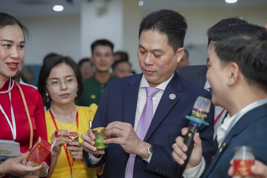 Đại diện doanh nghiệp giới thiệu sản phẩm đến khách hàng quan tâm Đại diện doanh nghiệp giới thiệu sản phẩm đến khách hàng quan tâm