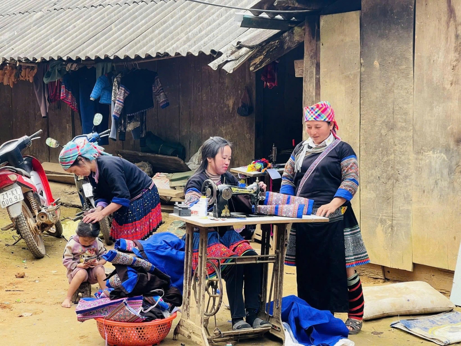 Giữ hồn thổ cẩm trên non cao Giữ hồn thổ cẩm trên non cao