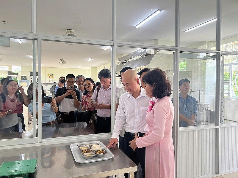 Ông Nguyễn Nguyên Phương, Phó Giám đốc Sở Công Thương TP. HCM khảo sát thực tế khu vực bếp ăn tại Trường Mầm non Phú Mỹ
