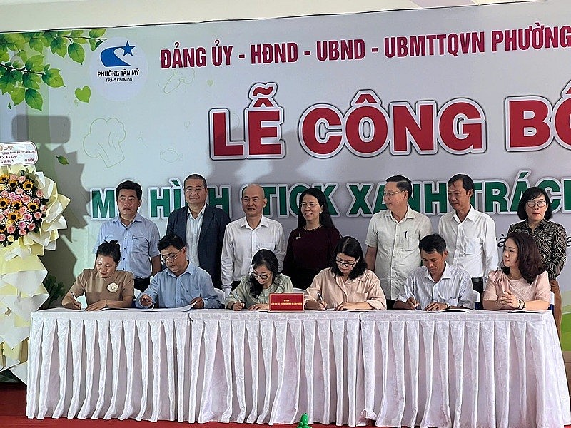Đại diện UBND phường Tân Mỹ, Trường Mầm non Phú Mỹ cùng những đơn vị liên quan ký cam kết triển khai mô hình “Tick xanh trách nhiệm”