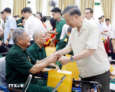 tong bi thu chu tich nuoc tiep tuc ra soat giai quyet day du chinh sach doi voi nguoi co cong va than nhan