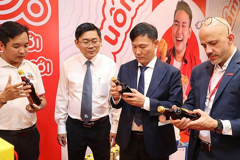 Ban tổ chức nghe đại diện Công ty TNHH Nước Mắm Bảy Phú Quốc giới thiệu về sản phẩm của doanh nghiệp