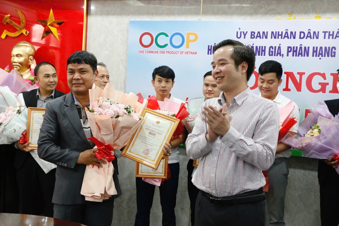 Sau 24 năm phát triển, Rượu Đế Vương từng bước khẳng định thương hiệu và nâng tầm sản phẩm OCOP.