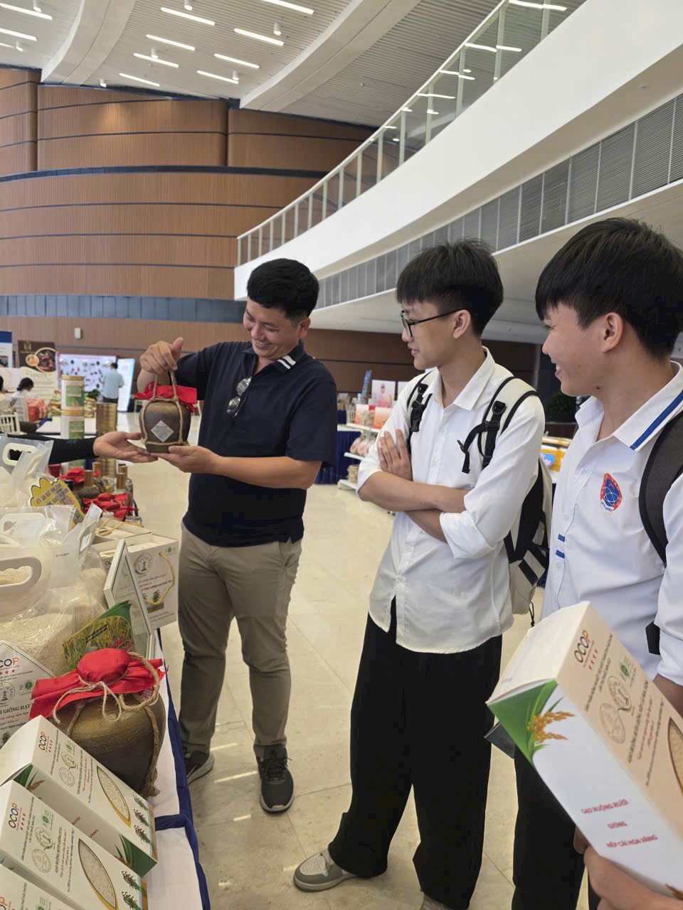 Rượu Đế Vương: Hành trình 24 năm gìn giữ hồn rượu truyền thống, nâng tầm sản phẩm OCOP.