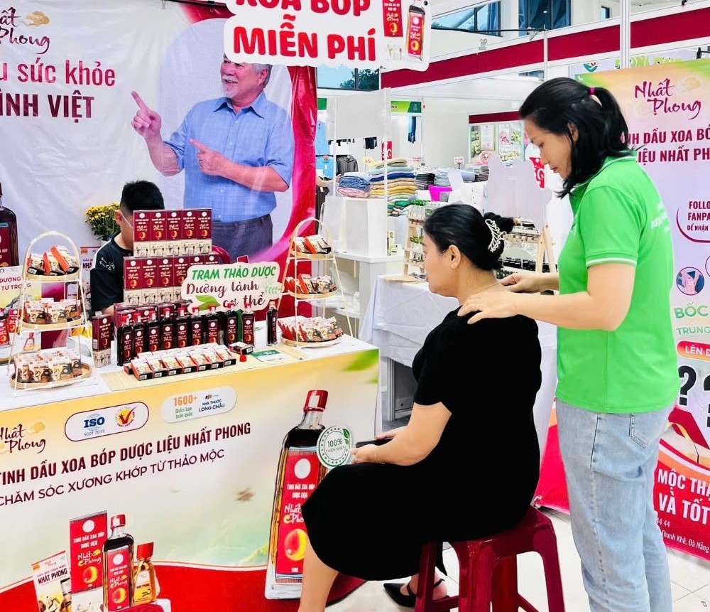 Tinh dầu xoa bóp Nhất Phong - giải pháp cho bệnh cơ xương khớp Tinh dầu xoa bóp Nhất Phong - giải pháp cho bệnh cơ xương khớp