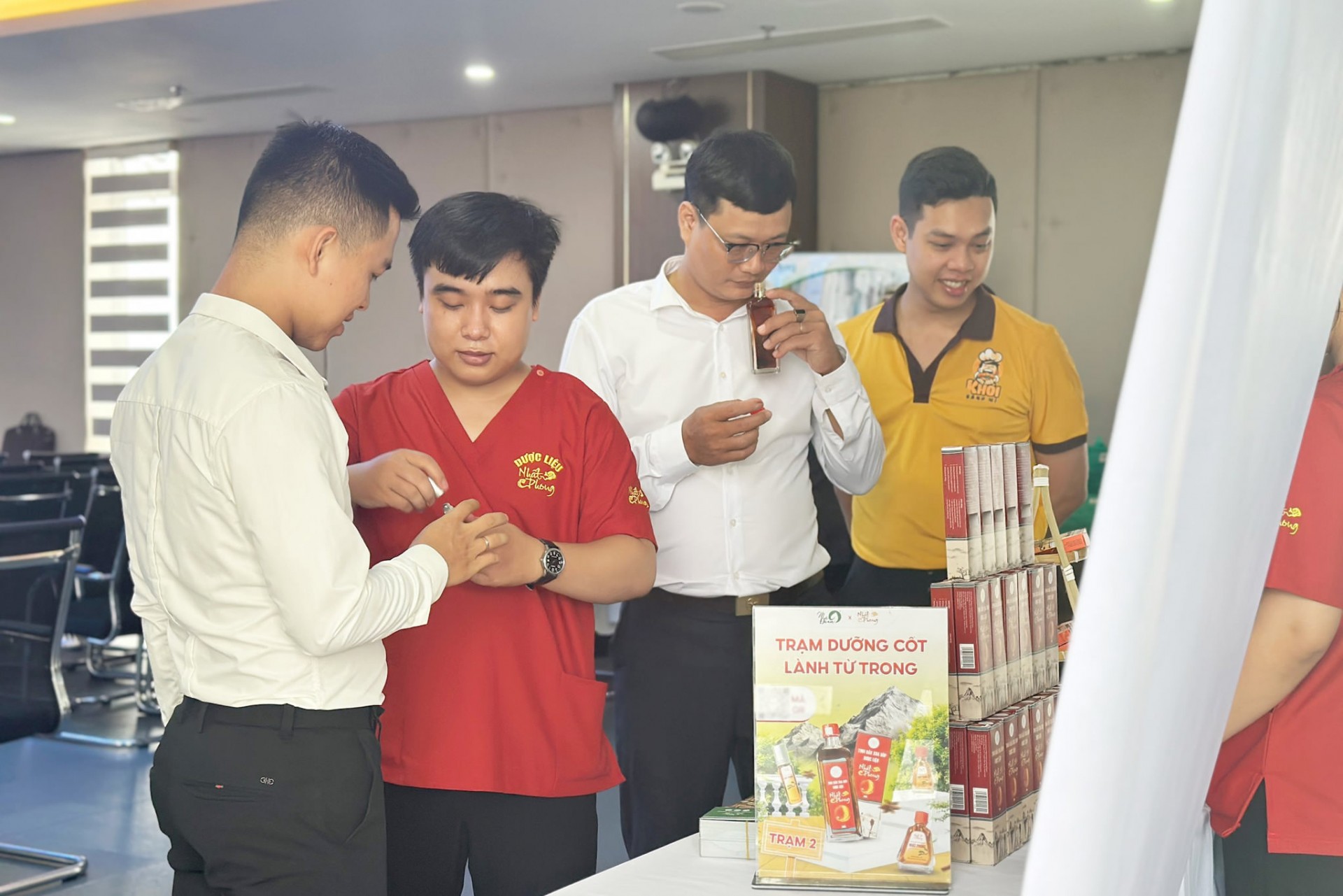 Tinh dầu xoa bóp Nhất Phong - giải pháp cho bệnh cơ xương khớp Tinh dầu xoa bóp Nhất Phong - giải pháp cho bệnh cơ xương khớp