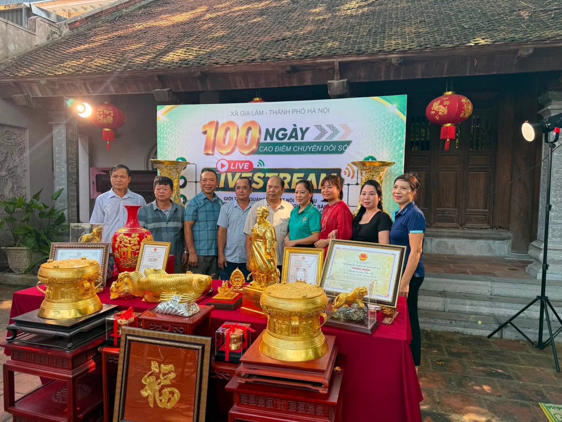 Các sản phẩm OCOP, sản phẩm làng nghề tiêu biểu của xã Gia Lâm được giới thiệu, quảng bá trong chương trình livestream hưởng ứng cao điểm “100 ngày thực hiện nhiệm vụ trọng tâm về chuyển đổi số”.