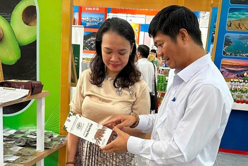 Hoạt động ký kết hợp tác giữa doanh nghiệp phân phối, du lịch với các chủ thể OCOP, làng nghề