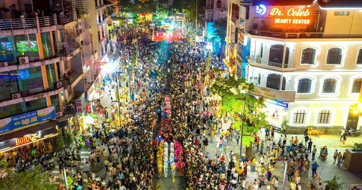 Mùa Thu ở Huế: Khi Cố đô khoác lên mình diện mạo lễ hội Mùa Thu ở Huế: Khi Cố đô khoác lên mình diện mạo lễ hội