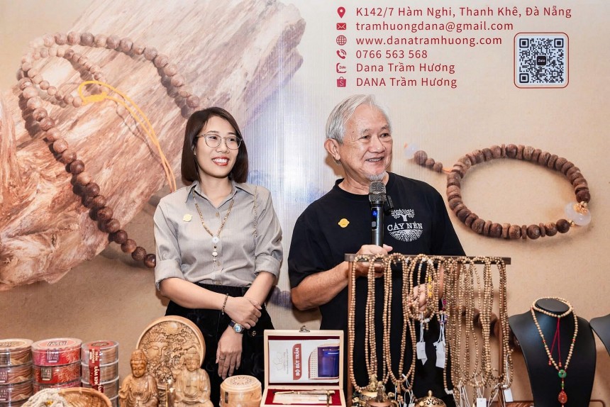 Chị Tuyến chụp ảnh cùng Giáo sư Phan Văn Trường tại không gian trưng bày Dana Trầm Hương Chị Tuyến chụp ảnh cùng Giáo sư Phan Văn Trường tại không gian trưng bày Dana Trầm Hương
