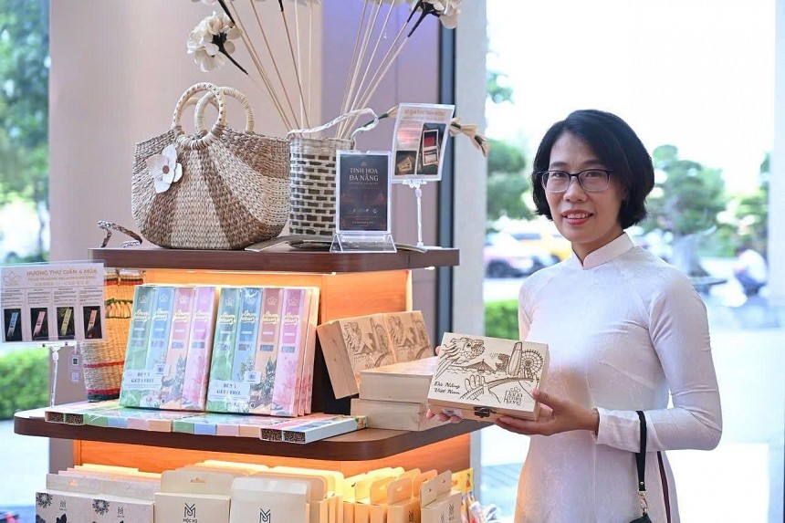 Chị Trịnh Thị Kim Tuyến, Giám đốc Công ty TNHH Sản xuất Thương mại & Dịch vụ Dana Elite đã dành trọn tâm huyết phát triển dòng trầm sạch, mang thương hiệu “Dana Trầm Hương” Chị Trịnh Thị Kim Tuyến, Giám đốc Công ty TNHH Sản xuất Thương mại & Dịch vụ Dana Elite đã dành trọn tâm huyết phát triển dòng trầm sạch, mang thương hiệu “Dana Trầm Hương”