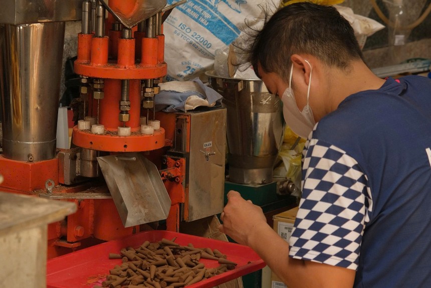 Thay vì chạy theo áp lực tối ưu chi phí, đội ngũ Dana Trầm Hương vẫn kiên định quy trình kỹ thuật chuẩn xác, tỉ mỉ từng bước xây dựng niềm tin nơi khách hàng Thay vì chạy theo áp lực tối ưu chi phí, đội ngũ Dana Trầm Hương vẫn kiên định quy trình kỹ thuật chuẩn xác, tỉ mỉ từng bước xây dựng niềm tin nơi khách hàng