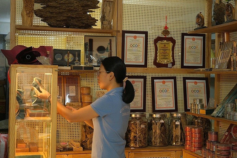 Chị Tuyến nhận định, nhang trầm mang đặc thù của một sản phẩm hiện diện trong không gian sống thiêng liêng, chạm đến đời sống văn hoá tinh thần, nên đòi hỏi người sản xuất phải đặt cái tâm lên trên hết Chị Tuyến nhận định, nhang trầm mang đặc thù của một sản phẩm hiện diện trong không gian sống thiêng liêng, chạm đến đời sống văn hoá tinh thần, nên đòi hỏi người sản xuất phải đặt cái tâm lên trên hết