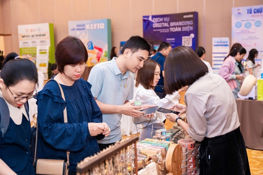 Đại diện doanh nghiệp giới thiệu, quảng bá sản phẩm đến khách hàng Đại diện doanh nghiệp giới thiệu, quảng bá sản phẩm đến khách hàng
