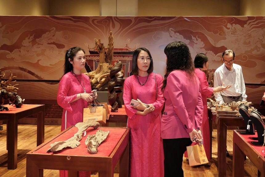 Những sản phẩm trầm hương đạt chuẩn không chỉ mang lại giá trị kinh tế mà còn là cầu nối gắn kết văn hóa, thu hút sự quan tâm của đông đảo đối tác Những sản phẩm trầm hương đạt chuẩn không chỉ mang lại giá trị kinh tế mà còn là cầu nối gắn kết văn hóa, thu hút sự quan tâm của đông đảo đối tác