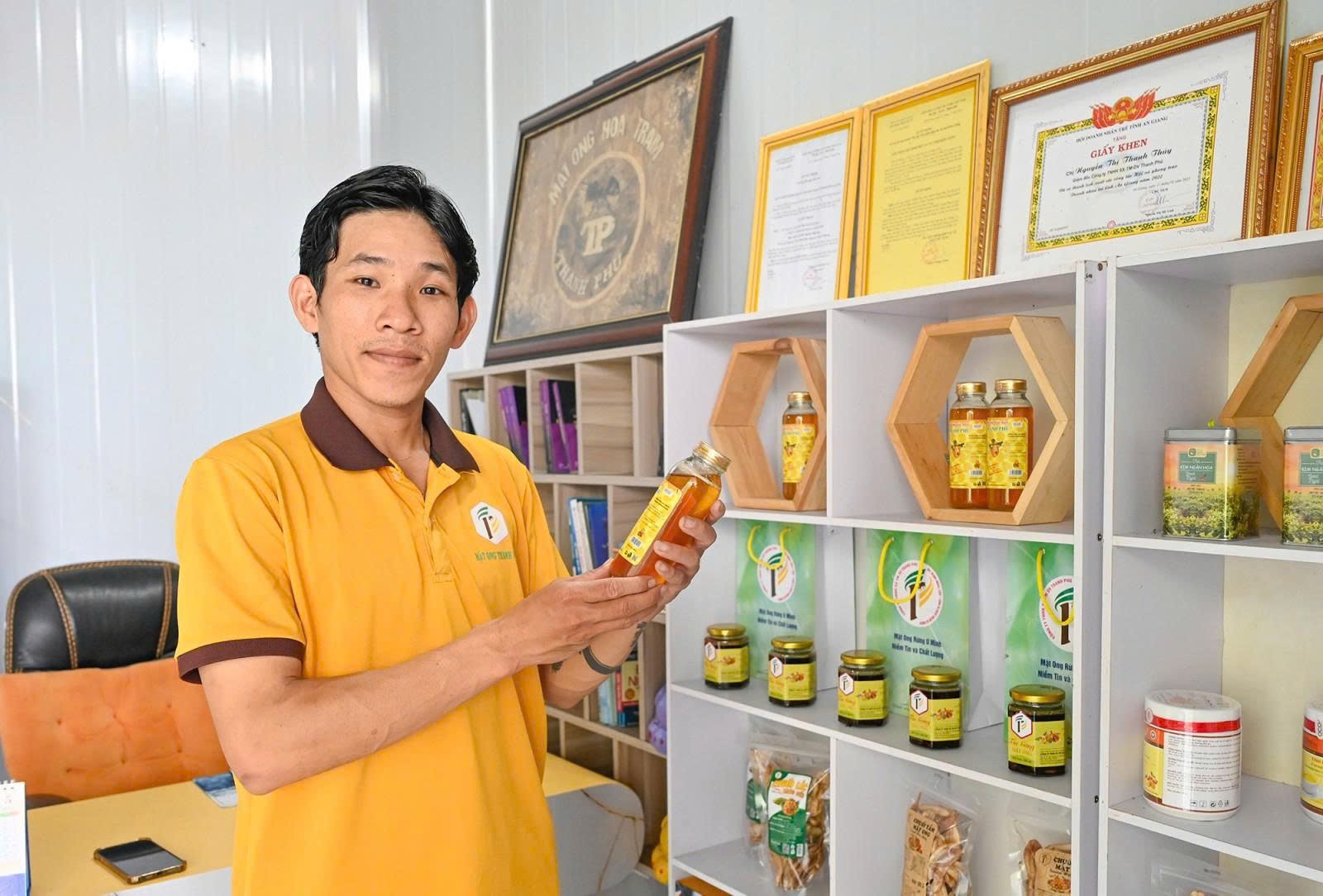 Mật ong U Minh: Giọt ngọt từ rừng tràm phương Nam