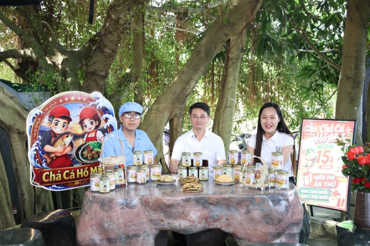 Lãnh đạo xã Hà Nội “lên sóng” bán sản phẩm OCOP, nông sản, doanh thu tăng hàng trăm triệu đồng Lãnh đạo xã Hà Nội “lên sóng” bán sản phẩm OCOP, nông sản, doanh thu tăng hàng trăm triệu đồng