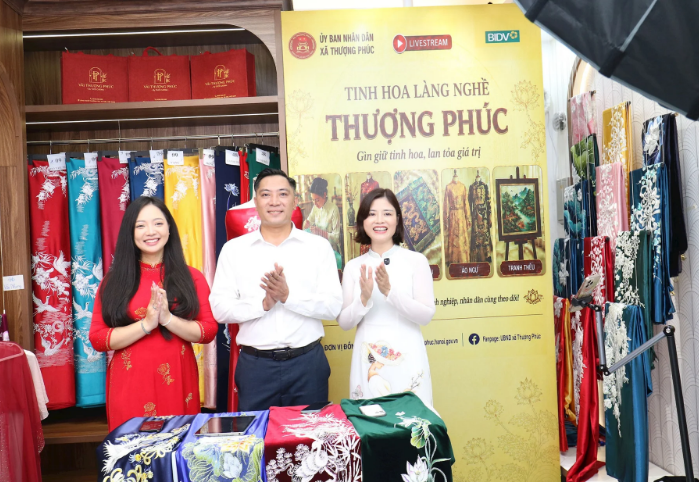 Lãnh đạo xã Hà Nội “lên sóng” bán sản phẩm OCOP, nông sản, doanh thu tăng hàng trăm triệu đồng Lãnh đạo xã Hà Nội “lên sóng” bán sản phẩm OCOP, nông sản, doanh thu tăng hàng trăm triệu đồng