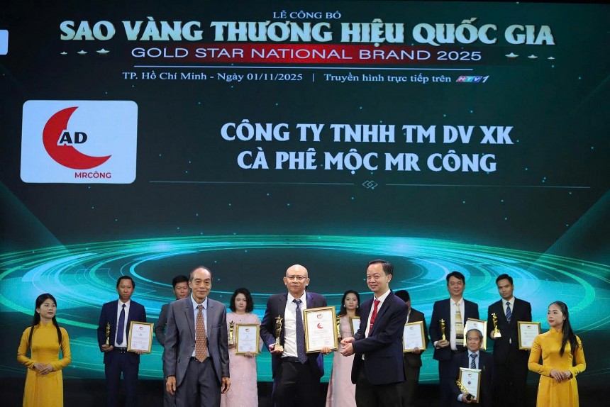 Ông Lê Thành Công nhận giải thưởng tại Lễ công bố Sao Vàng Thương hiệu Quốc gia 2025 diễn ra tại TP. HCM Ông Lê Thành Công nhận giải thưởng tại Lễ công bố Sao Vàng Thương hiệu Quốc gia 2025 diễn ra tại TP. HCM