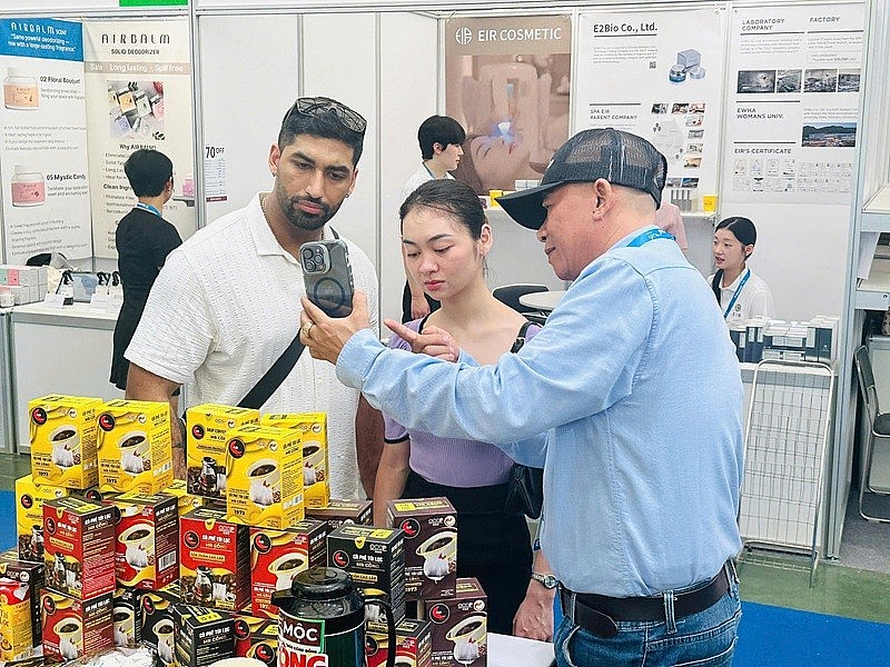 Khách hàng quốc tế tham quan, trải nghiệm sản phẩm của doanh nghiệp Khách hàng quốc tế tham quan, trải nghiệm sản phẩm của doanh nghiệp
