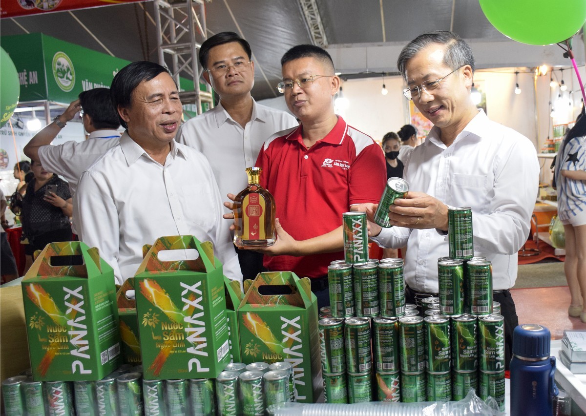 Hơn 220 gian hàng quy tụ sản phẩm OCOP đặc sản vùng miền tại Nghệ An