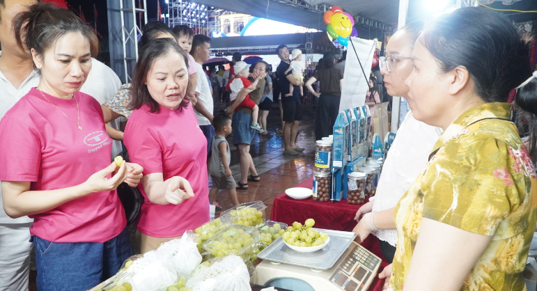 70 gian hàng đưa sản phẩm OCOP đến gần du khách dịp Festival Dân vũ tại Điện Biên