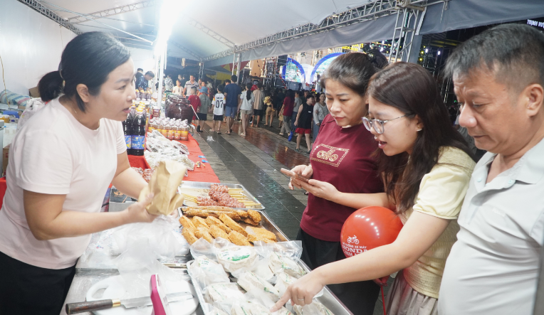 70 gian hàng đưa sản phẩm OCOP đến gần du khách dịp Festival Dân vũ tại Điện Biên