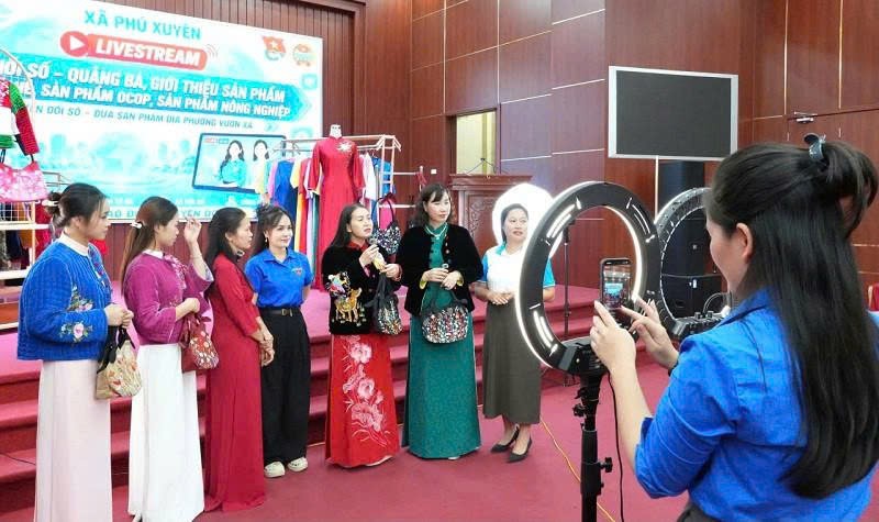 Phú Xuyên đẩy mạnh bán hàng qua livestream trên nền tảng số Phú Xuyên đẩy mạnh bán hàng qua livestream trên nền tảng số