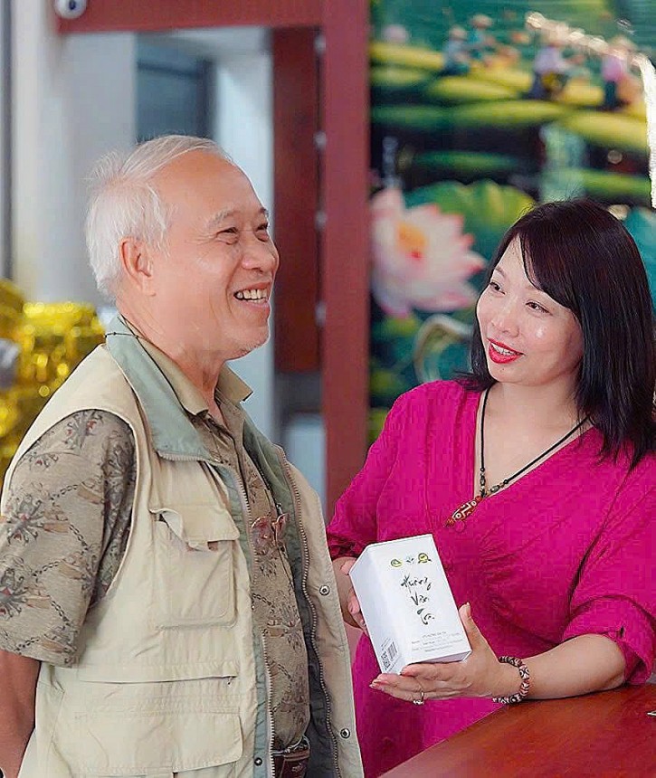 Chị Nguyễn Thị Hương Vân, Chủ tịch Hội đồng quản trị, Giám đốc HTX Hương Vân Trà (bên phải) giới thiệu sản phẩm đến khách hàng