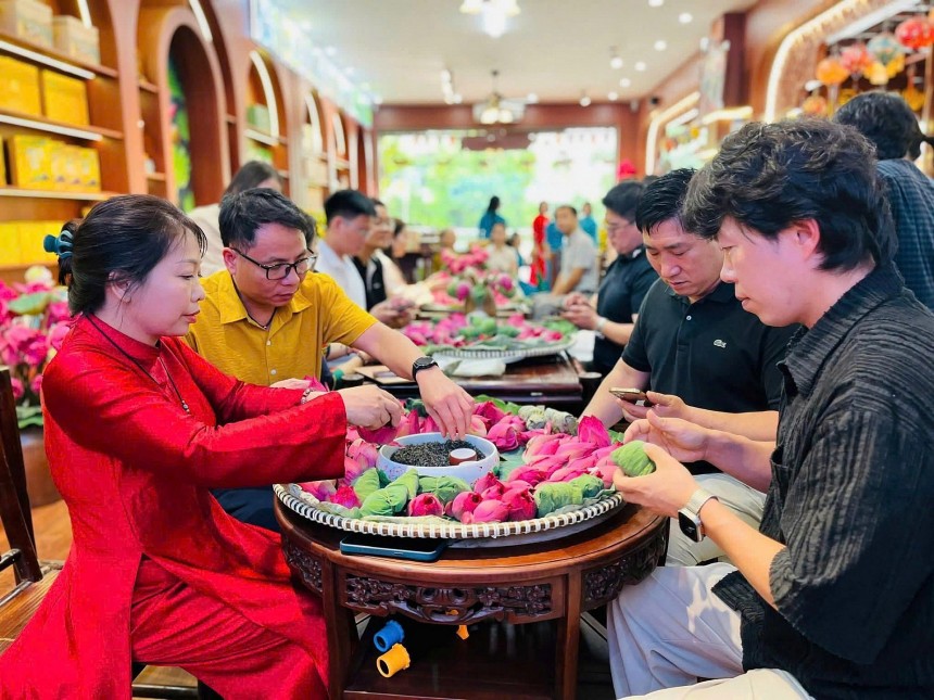 Đại diện HTX kỳ vọng, mỗi sản phẩm ra đời đều chắt chiu trọn vẹn tinh hoa đất trời, đồng thời thể hiện kinh nghiệm và sự am hiểu sâu sắc về đất, lá của người thợ sao chè