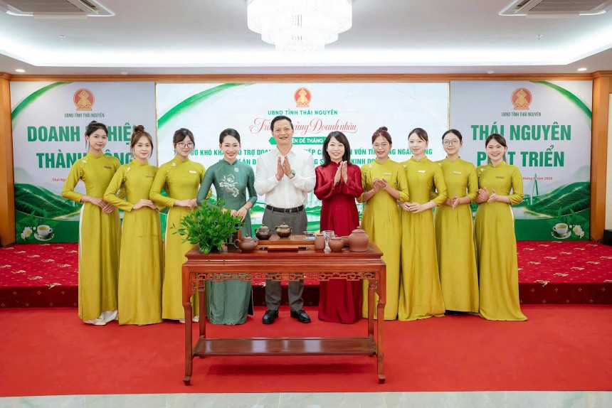 Ông Vương Quốc Tuấn, Phó Bí thư Tỉnh ủy, Chủ tịch UBND tỉnh Thái Nguyên cùng đại diện HTX Hương Vân Trà 