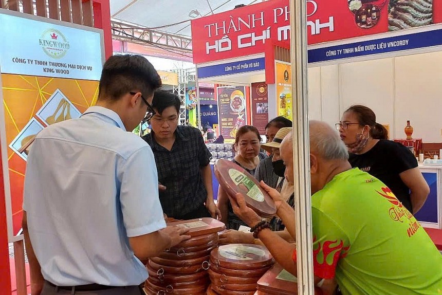 Đối với nhóm mặt hàng OCOP đặc thù như thủ công mỹ nghệ được chính quyền thành phố định hướng phát triển gắn kết bảo tồn giá trị văn hóa, làng nghề Đối với nhóm mặt hàng OCOP đặc thù như thủ công mỹ nghệ được chính quyền thành phố định hướng phát triển gắn kết bảo tồn giá trị văn hóa, làng nghề