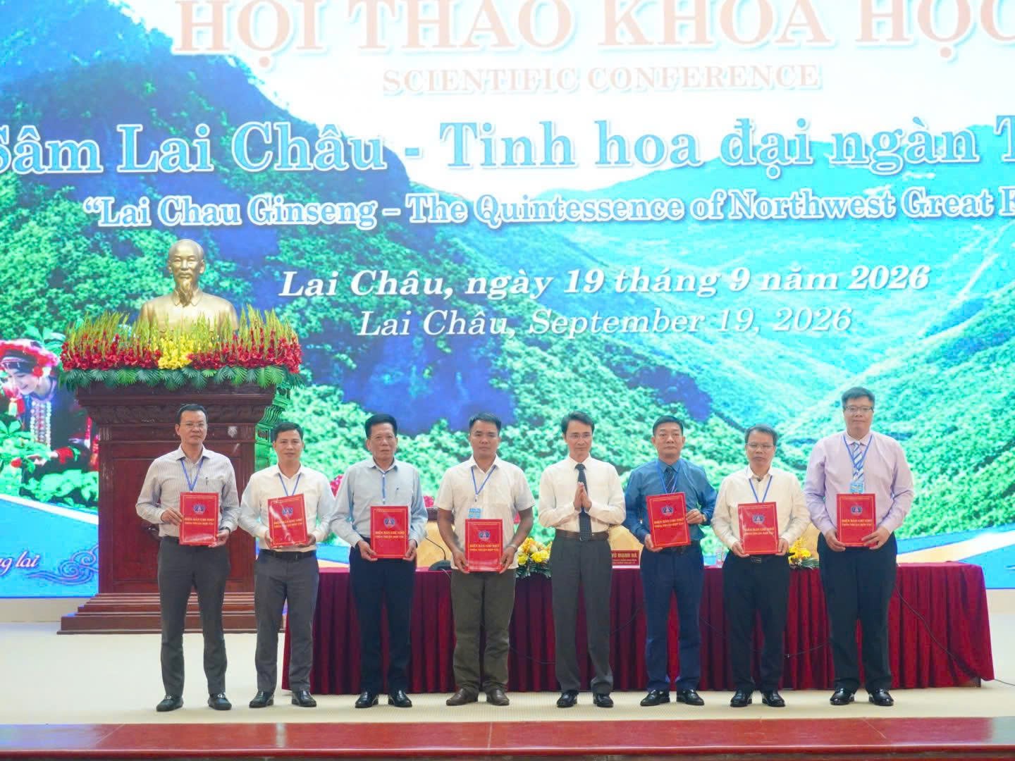 Phó Chủ tịch UBND tỉnh Lai Châu Hà Trọng Hải trao Biên bản ghi nhớ hợp tác cho các đơn vị. Ảnh: Long Nguyễn