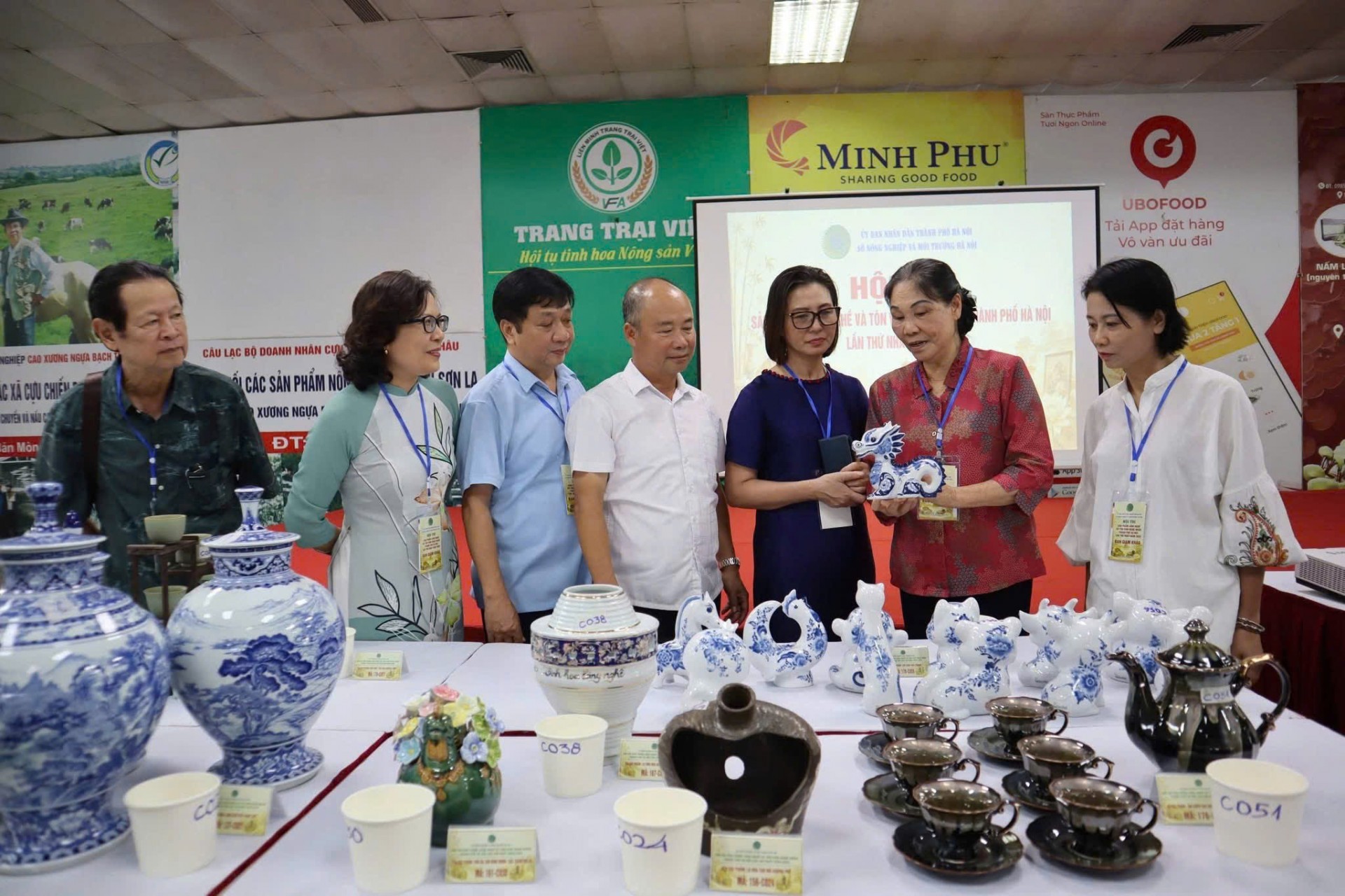 Phát triển làng nghề Hà Nội gắn với xây dựng thương hiệu sản phẩm OCOP là nhiệm vụ vừa mang tính kinh tế, vừa mang giá trị văn hóa - xã hội sâu sắc. Phát triển làng nghề Hà Nội gắn với xây dựng thương hiệu sản phẩm OCOP là nhiệm vụ vừa mang tính kinh tế, vừa mang giá trị văn hóa - xã hội sâu sắc.