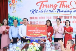 Bí thư Thành ủy Hà Nội Trần Đức Thắng tặng quà tại Trường Tiểu học Thiên Đức