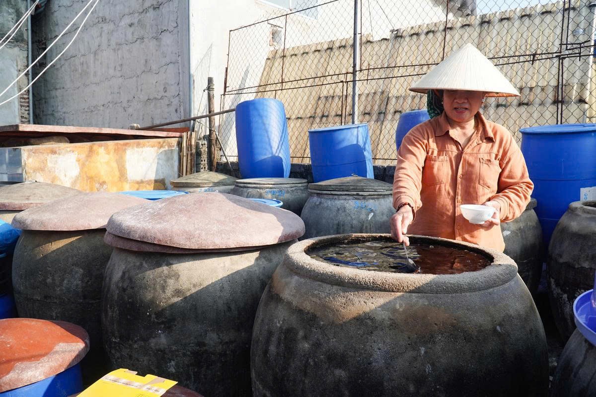 Giữ nghề nước mắm truyền thống 400 năm ở Ba Làng