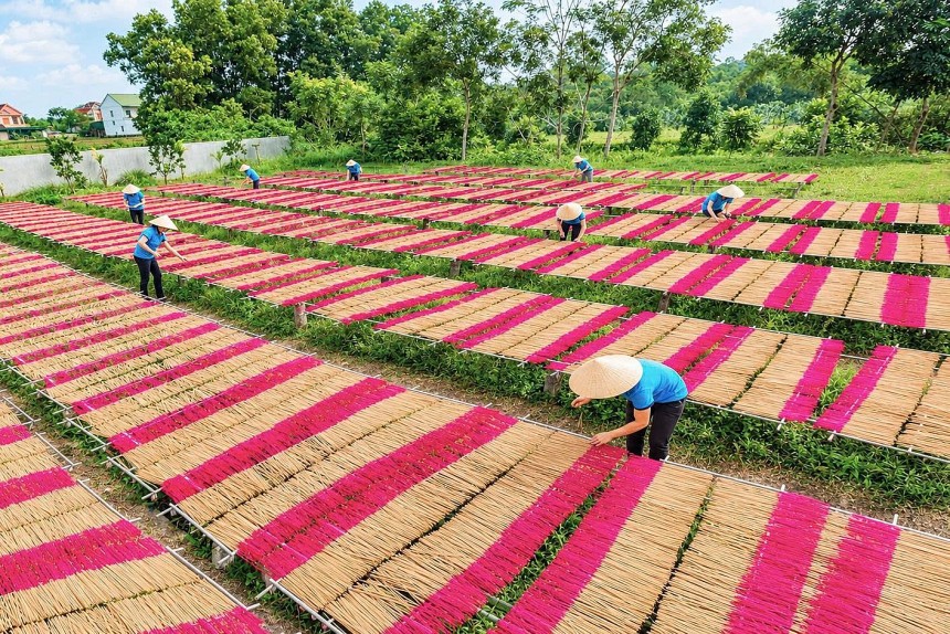 Hơn 10 năm trước, khi nghề làm hương địa phương chủ yếu gắn liền phương pháp thủ công, ông Bảy đã mạnh dạn đầu tư máy móc, tự động hóa sản xuất Hơn 10 năm trước, khi nghề làm hương địa phương chủ yếu gắn liền phương pháp thủ công, ông Bảy đã mạnh dạn đầu tư máy móc, tự động hóa sản xuất