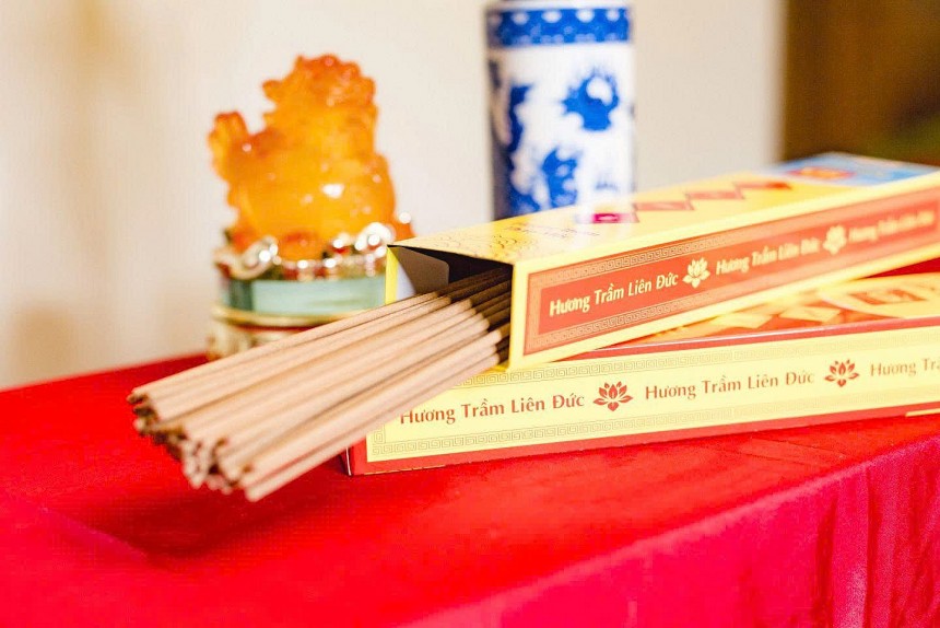 Hương Trầm Bảy Lương cam kết sử dụng nguyên liệu 100% tự nhiên từ rễ hương, trầm gió, hoa hồi, quế kết hợp keo bời lời, mang đến mùi thơm thanh khiết, dịu nhẹ, tàn rụng tự nhiên, an toàn cho sức khỏe gia đình Hương Trầm Bảy Lương cam kết sử dụng nguyên liệu 100% tự nhiên từ rễ hương, trầm gió, hoa hồi, quế kết hợp keo bời lời, mang đến mùi thơm thanh khiết, dịu nhẹ, tàn rụng tự nhiên, an toàn cho sức khỏe gia đình