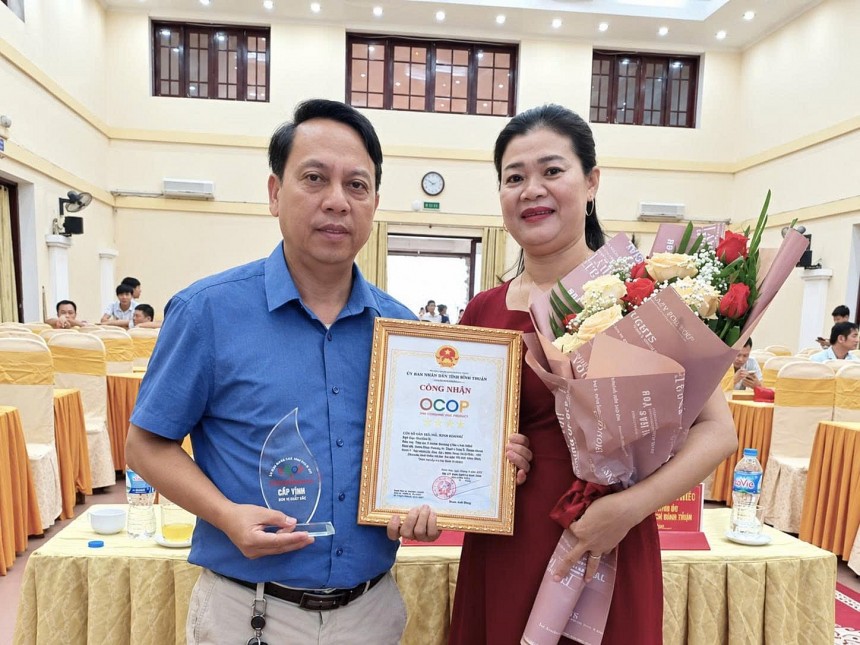 Ông Bảy tin rằng, đổi mới không đồng nghĩa rời bỏ giá trị vốn có bởi cái hồn của nén hương nằm ở nguyên liệu sạch, công thức gia truyền, sự tận tâm, cái tâm của làm nghề Ông Bảy tin rằng, đổi mới không đồng nghĩa rời bỏ giá trị vốn có bởi cái hồn của nén hương nằm ở nguyên liệu sạch, công thức gia truyền, sự tận tâm, cái tâm của làm nghề