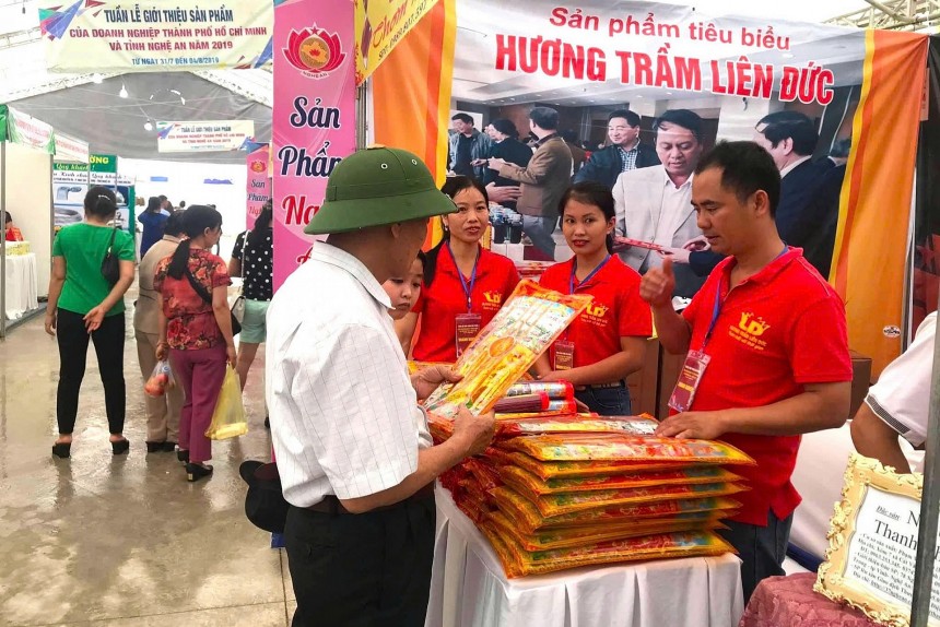 Khách hàng tham quan, trải nghiệm những sản phẩm của doanh nghiệp Khách hàng tham quan, trải nghiệm những sản phẩm của doanh nghiệp