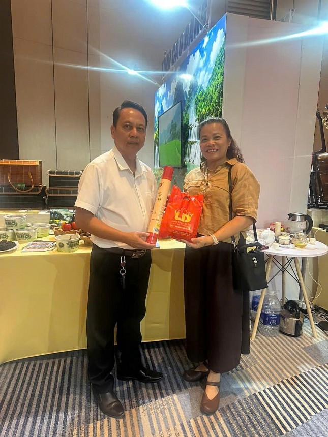 Đại diện doanh nghiệp giới thiệu sản phẩm tới khách hàng