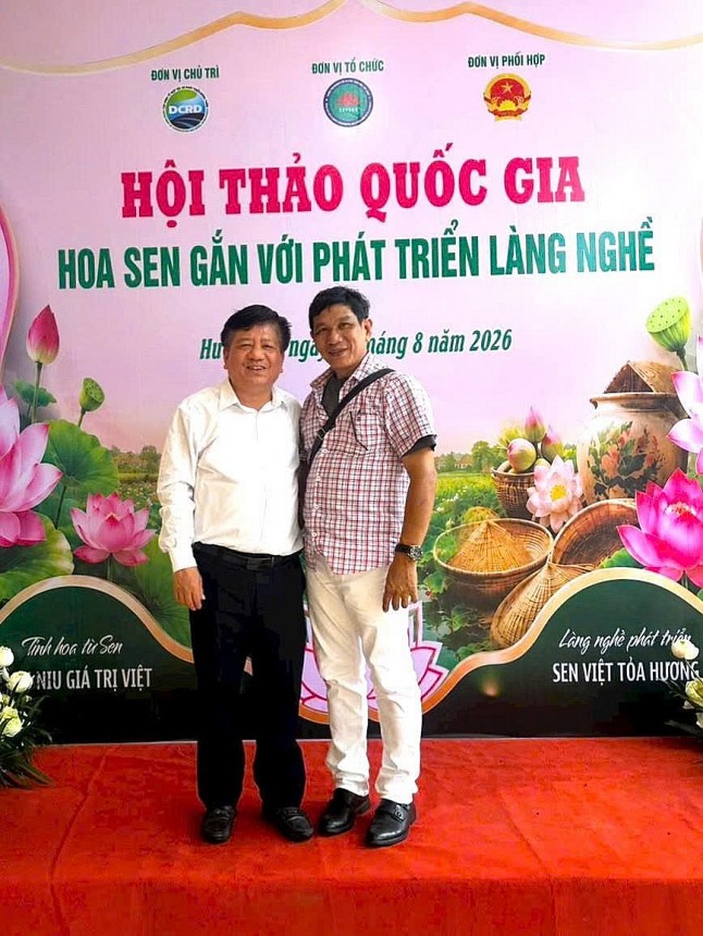 Ông Nguyễn Hữu Anh (bên phải) đại diện doanh nghiệp tham dự Hội thảo quốc gia “Hoa sen gắn với phát triển làng nghề” diễn ra ngày 21/08, tại tỉnh Hưng Yên