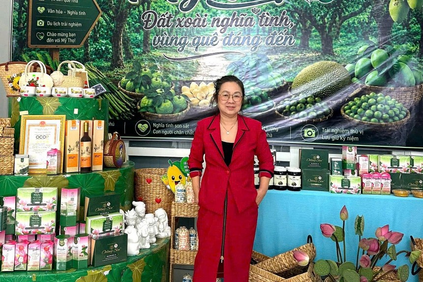 Bà Nguyễn Thị Hồng Ngọc, nhà đồng sáng lập thương hiệu Ecohome Đồng Tháp bên không gian giới thiệu sản phẩm trà lá sen Oolong Sen và nông sản đặc trưng tại Mỹ Tho